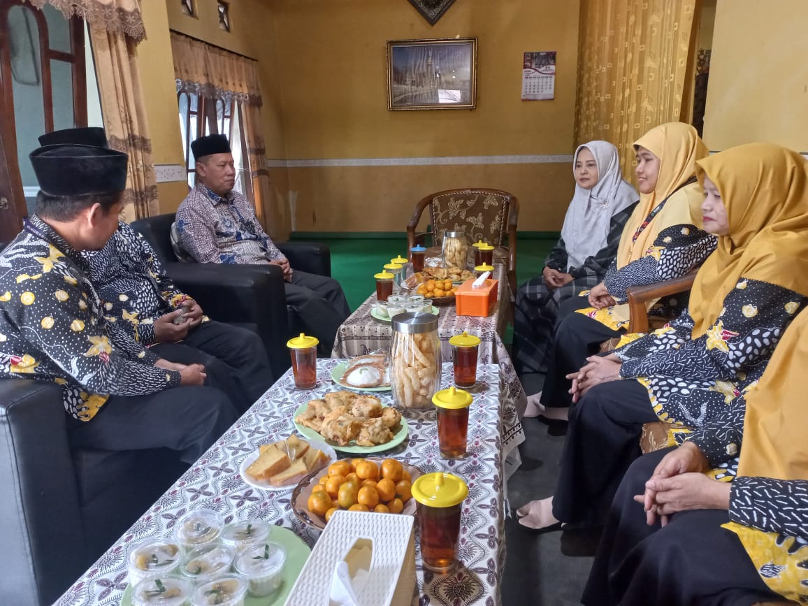 Peringati Harlah ke-17, MTsN 9 Bantul Gelar Anjangsana ke Tiga Mantan Kepala Madrasah